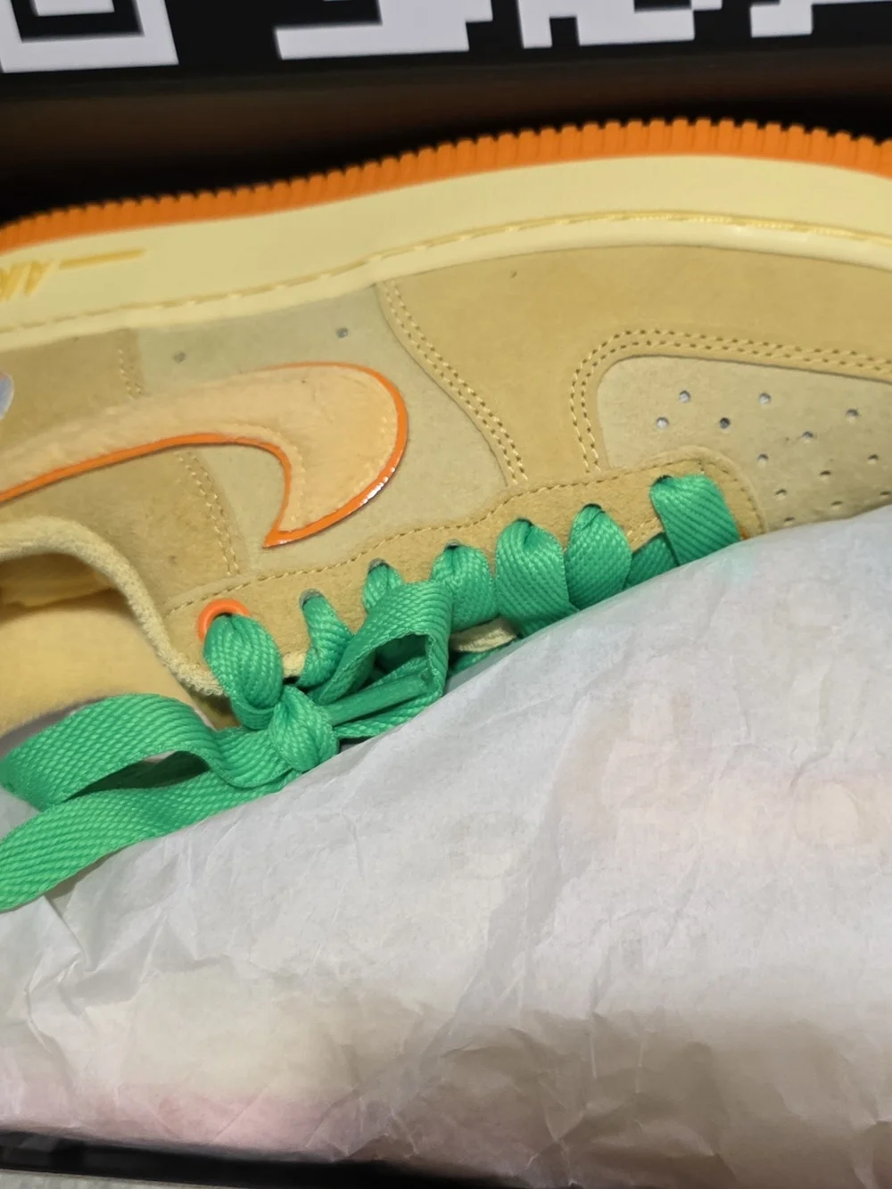 OREGON DUCKS. Nike Yellow and Orange Low-Top Sneakers with Green Laces